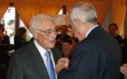 Vicente Sal entregando la Insignia de Oro de la Asociacin a Francisco Bernabeu Penalva